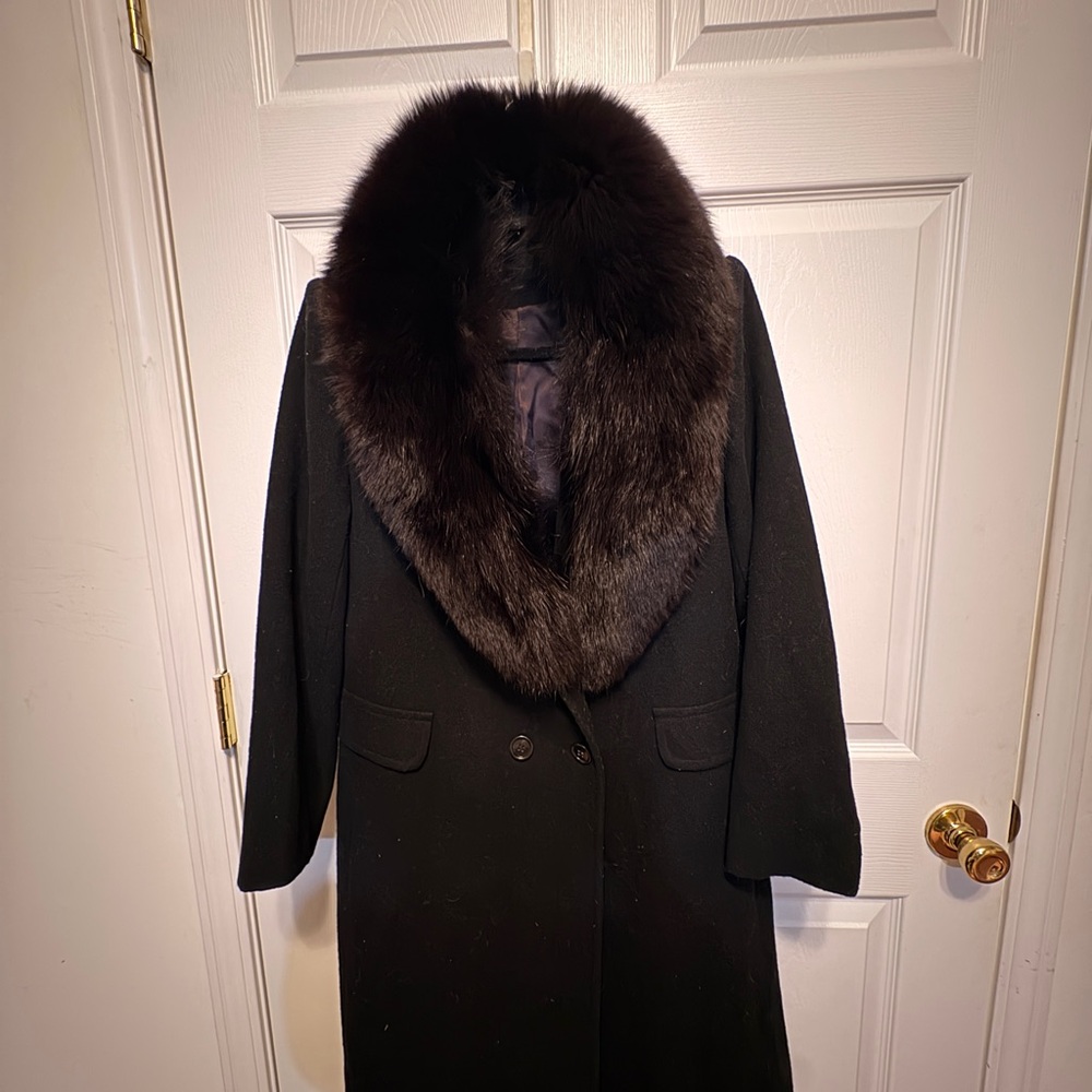 Elegant Black Trench Coat with Fur Collar
